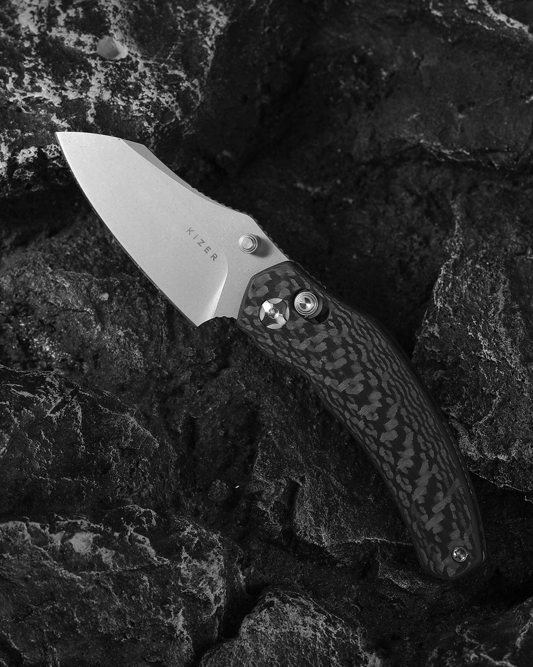 Kizer Mini Bulldog Clutch-Lock 2.51" S45VN Stonewashed Carbon Fiber Folding Knife Ki3672SA3